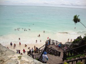 Playas de aguas cristalinas en Tulum con visitantes